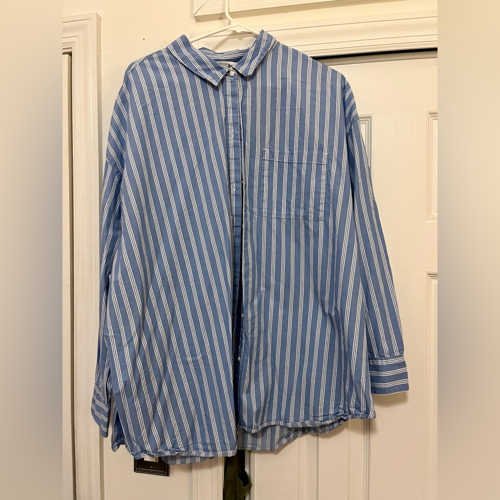 Old Navy Boyfriend shirt w pocket. Blue and White Stripped XXL.